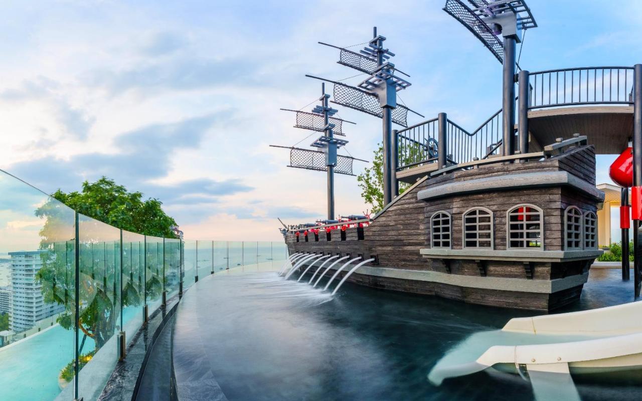 Somerset Pattaya Exteriör bild The pirate ship at the park