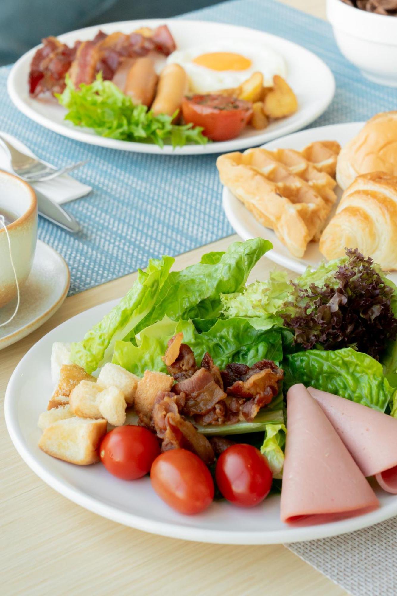 Somerset Pattaya Exteriör bild A salad with bacon