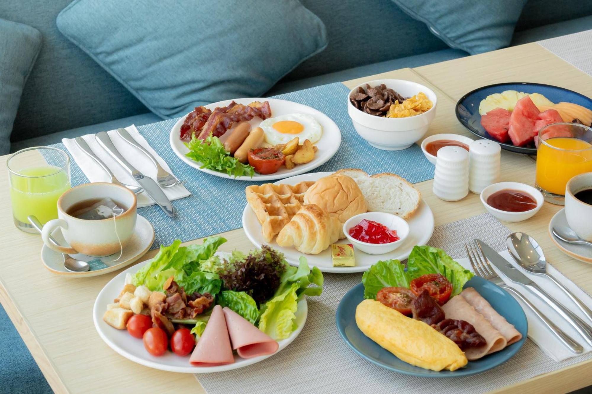 Somerset Pattaya Exteriör bild A typical Western breakfast